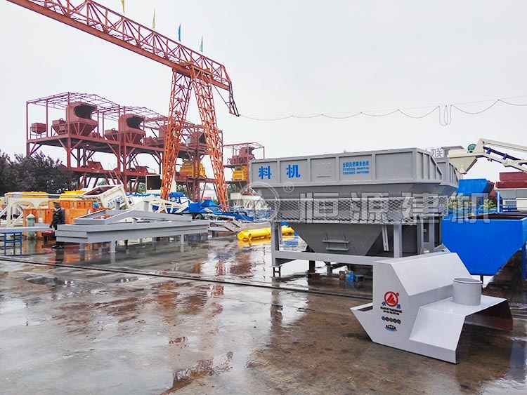 急客戶之所急，山西壽陽WBZ700噸穩(wěn)定土拌合站冒雨裝車發(fā)貨