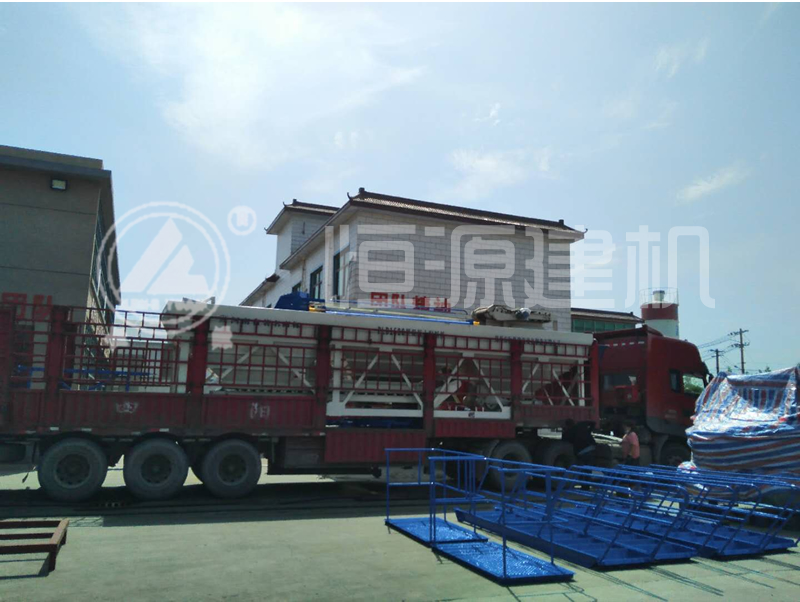 恒源建機(jī) 35型攪拌站發(fā)往湖北劉宏暗裝車現(xiàn)場